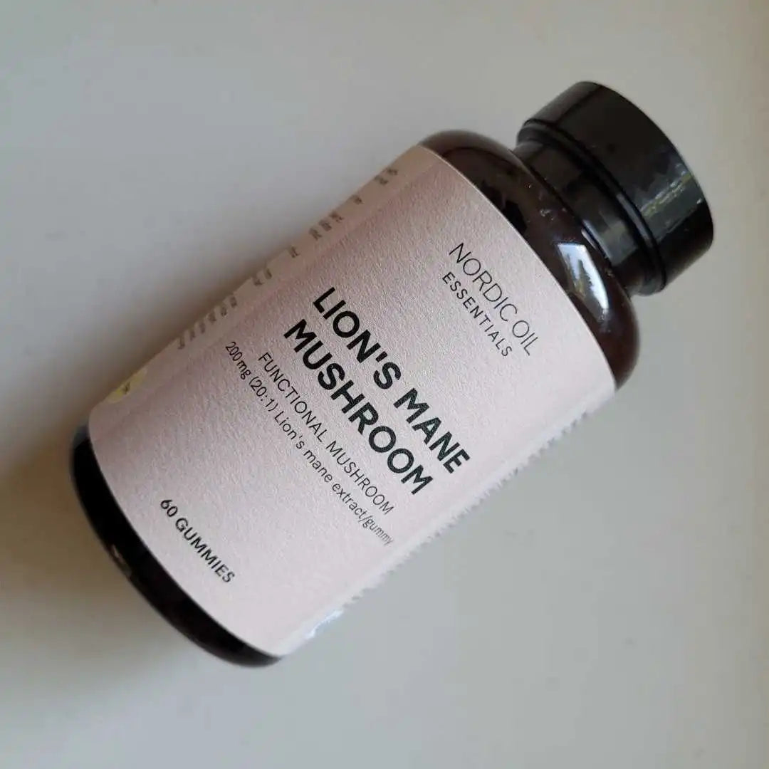 Nordic Oil Essentials Lions Mane Mushroom kosttilskud i glasflaske med lyserød label (60 gummier).