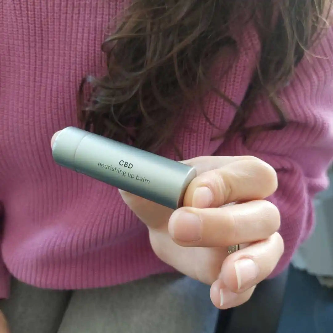 CBD-nærende læbebalsam i sølvfarvet tube