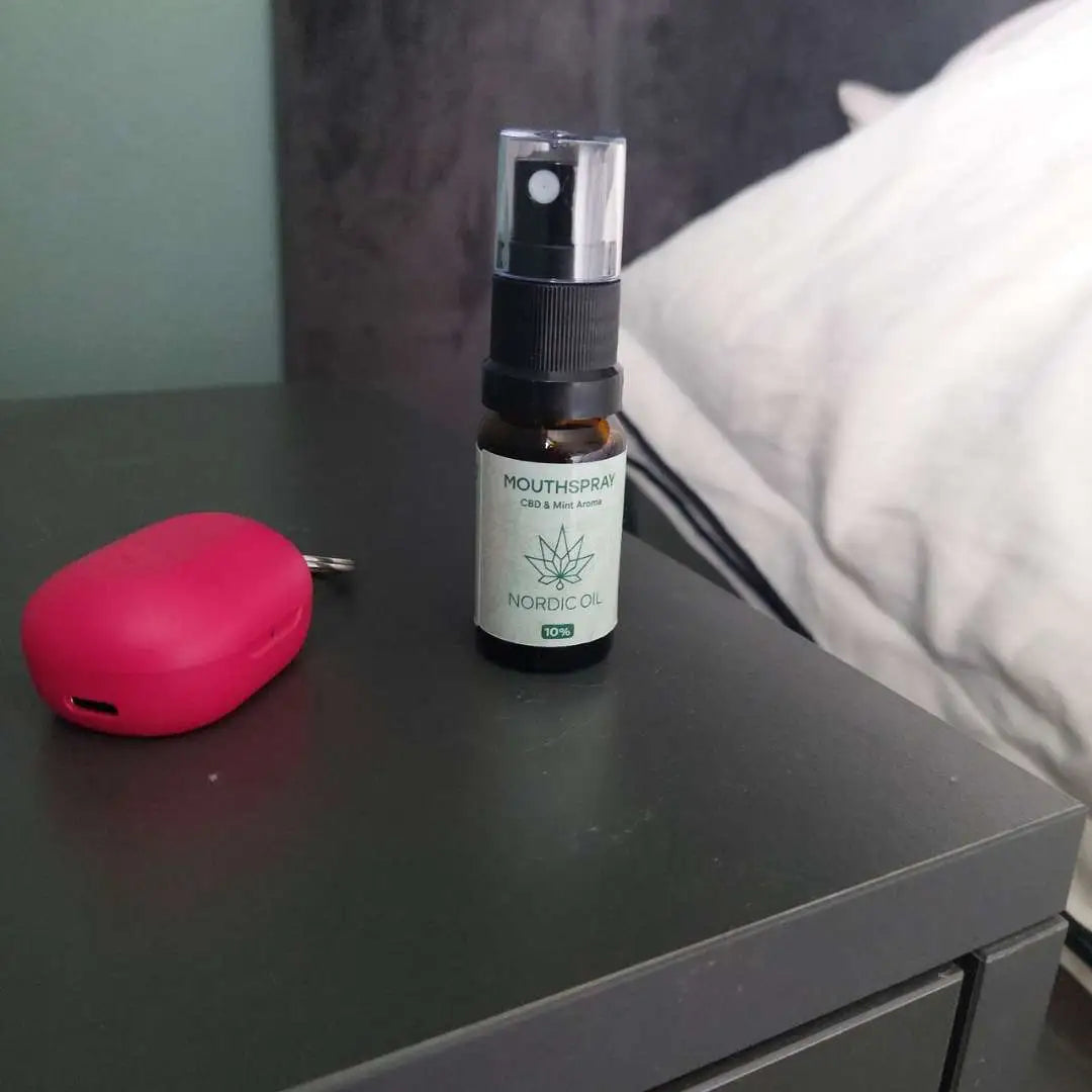 CBD-mundspray med mintaroma fra Nordic Oil på natbord.