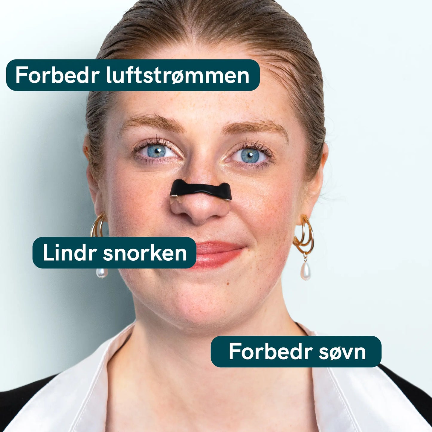 Kvindelig person med nasalstrimmel på næsen, der illustrerer forbedret luftstrøm og nedsat snorken.