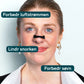 Kvindelig person med nasalstrimmel på næsen, der illustrerer forbedret luftstrøm og nedsat snorken.
