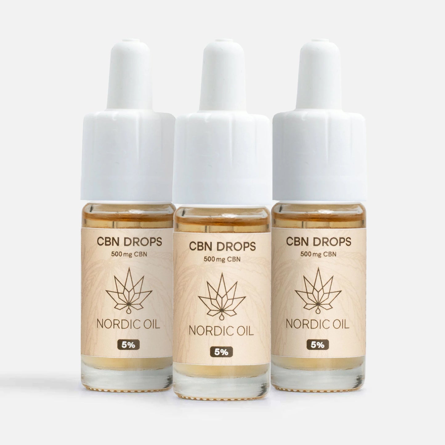 Tre CBN-dråber fra Nordic Oil på glasflasker med label CBN DROPS 500 mg CBN