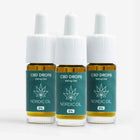 Tre CBD Drops-flasker fra Nordic Oil med hvide droppere og blågrønne etiketter.