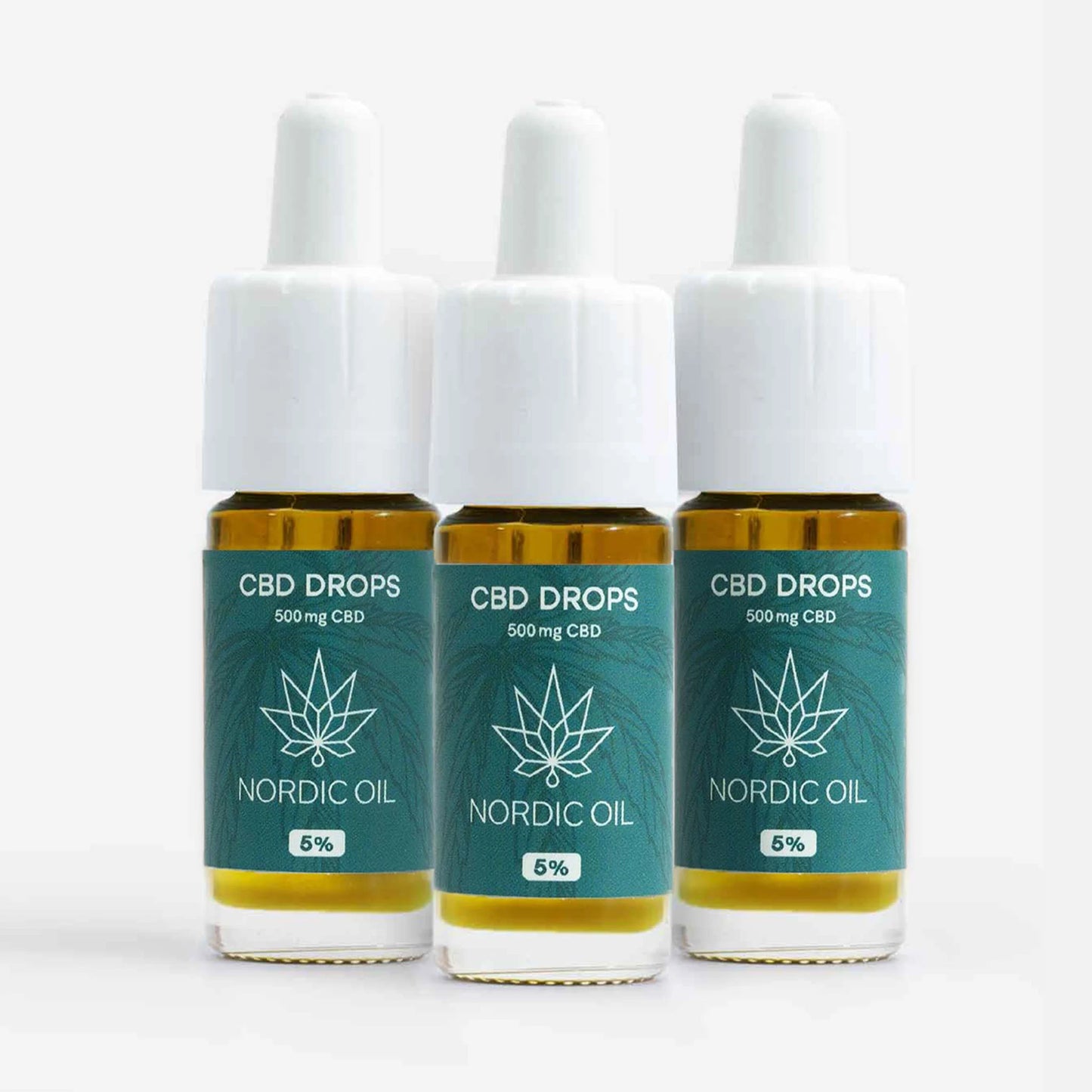 Tre CBD Drops-flasker fra Nordic Oil med hvide droppere og blågrønne etiketter.
