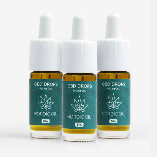 Tre CBD Drops-flasker fra Nordic Oil med hvide droppere og blågrønne etiketter.