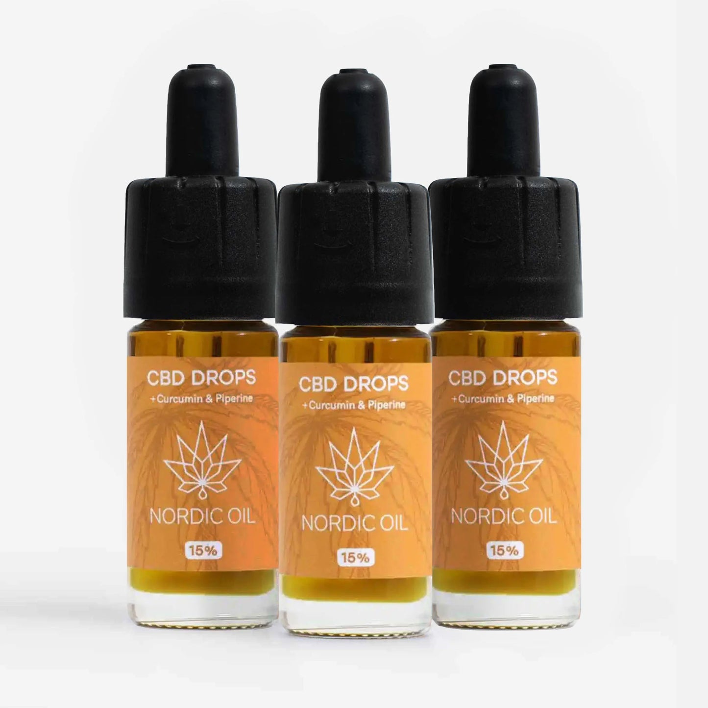 Tre CBD-dråber-flasker i amber glas med sorte dropper-kapper og orange etiketter