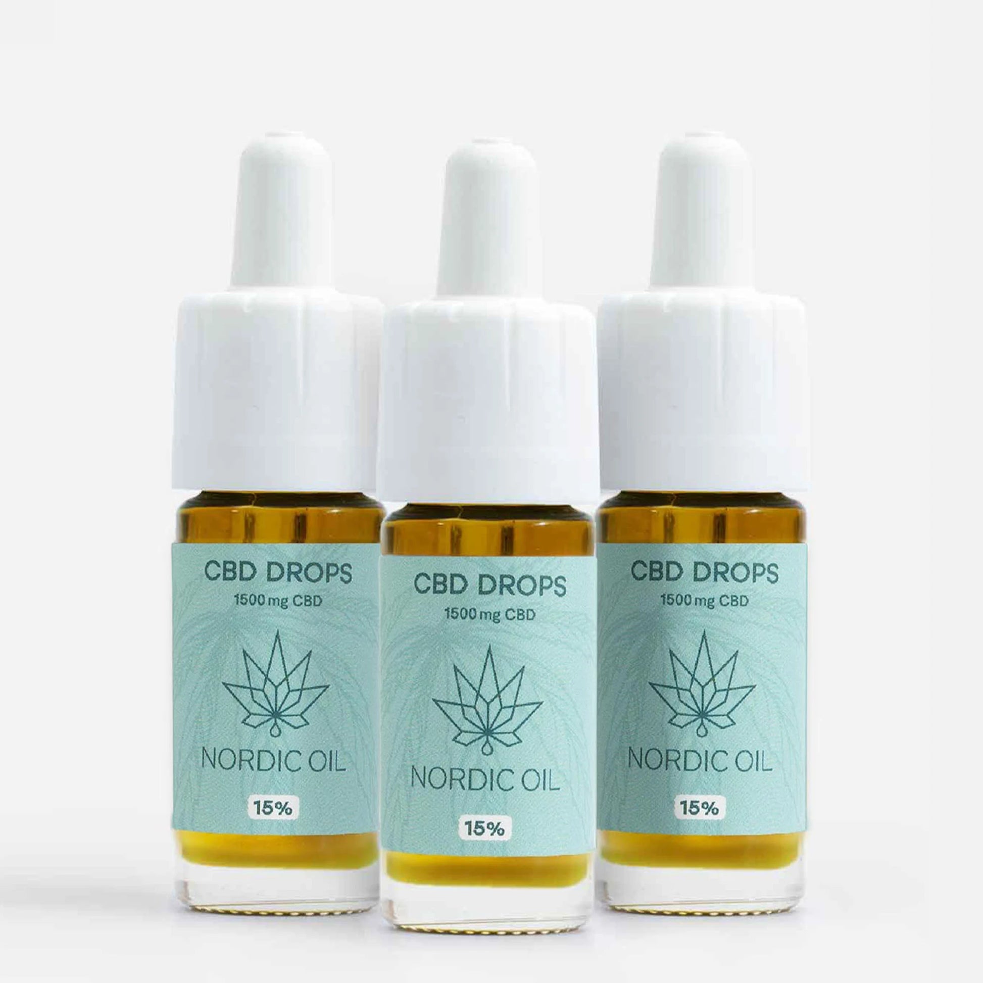 Tre CBD-dråber fra Nordic Oil med lyseblå etiketter og 1500 mg CBD