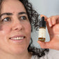Nærbillede af kvinde, der holder en flaske CBD-drops fra Nordic Oil med dropper