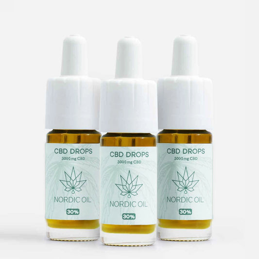 Tre CBD-drops-flasker fra Nordic Oil med hvide dropper-kapper og etiketten CBD DROPS (3000 mg CBD)