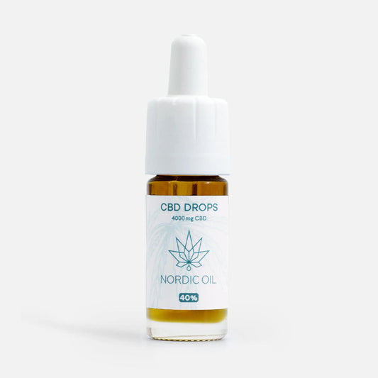 CBD-dråber i amber glasflaske med hvid dropper og Nordic Oil-etiket