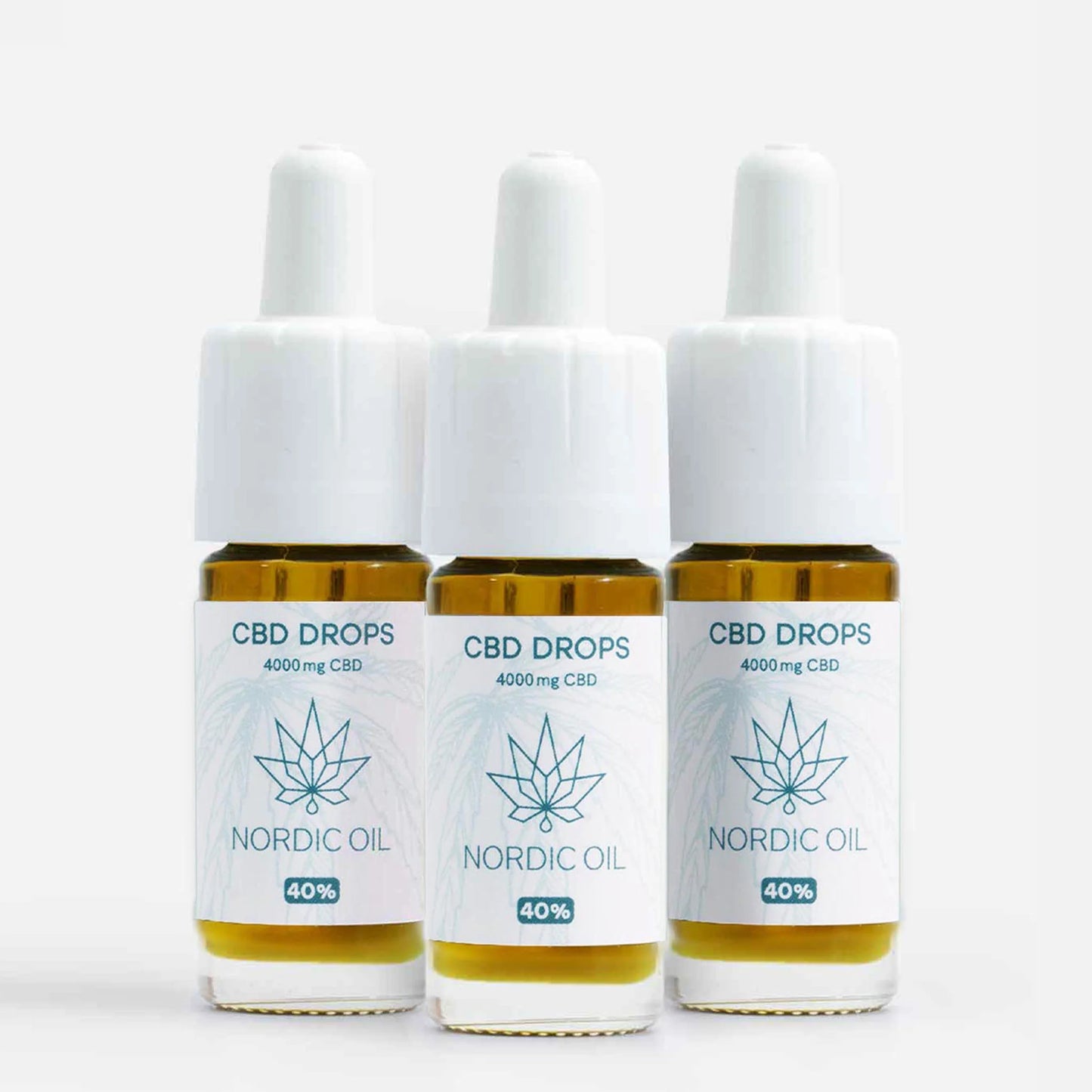 Tre CBD-dråber-flasker fra Nordic Oil med 4000 mg CBD på hvid baggrund