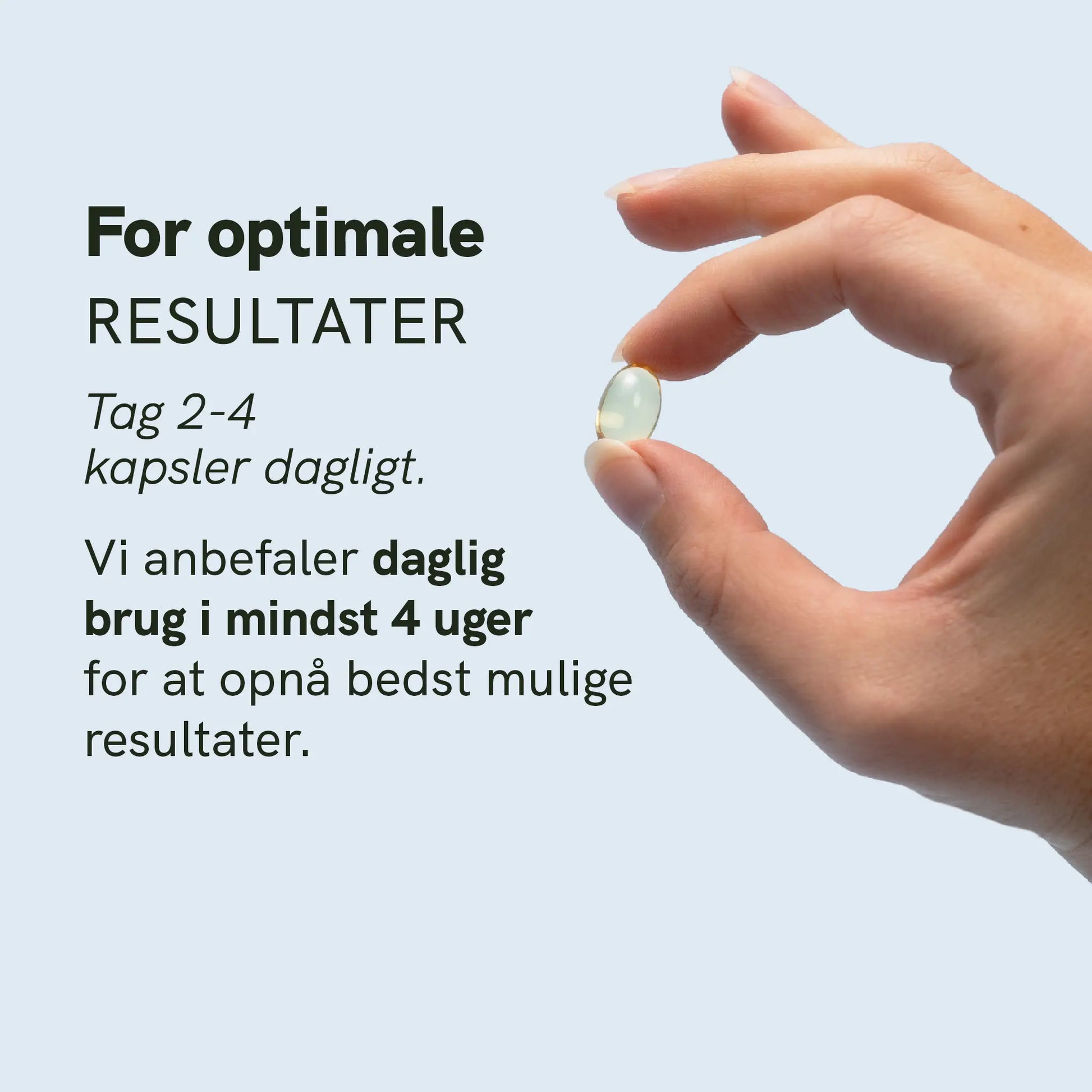 Hånd der holder en gennemsigtig CBD-kapsel mod en lyseblå baggrund.