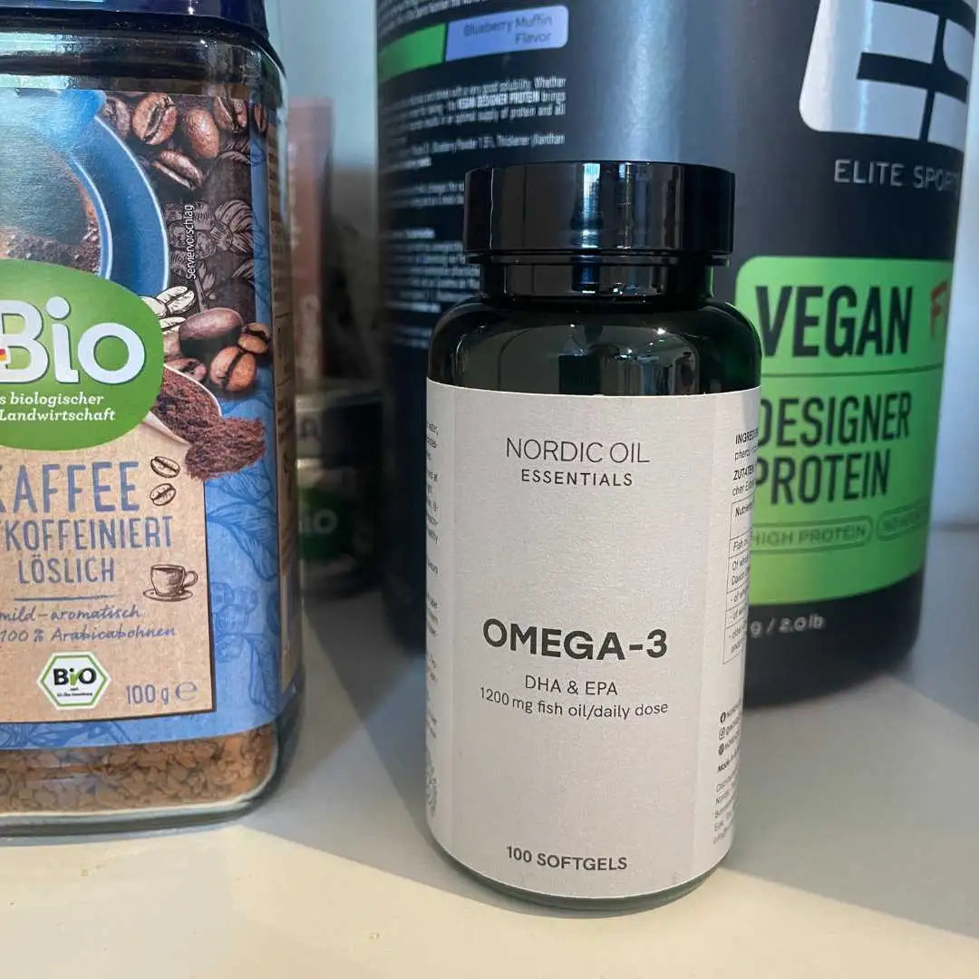 Nordic Oil Omega-3 kosttilskud (DHA og EPA) i hvid flaske med 100 softgels.