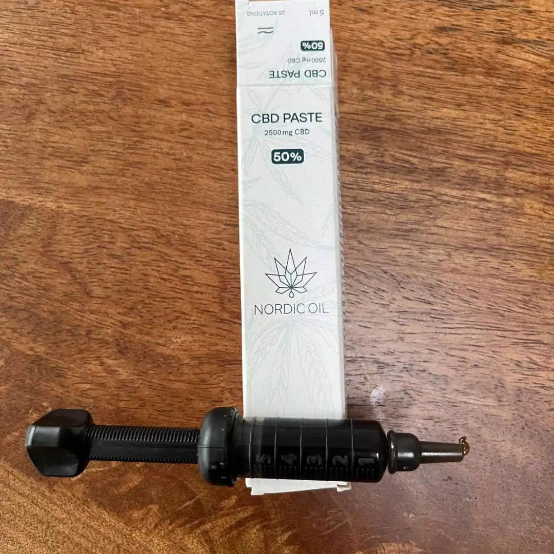 Nordic Oil CBD-paste i hvid æske med 50% CBD og doseringssprøjte