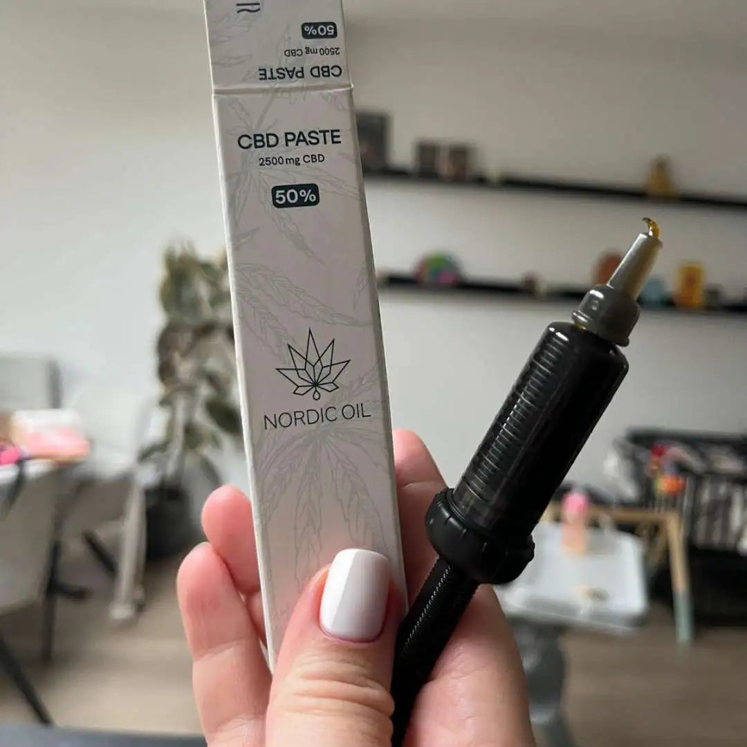 Nordic Oil CBD-paste i hvid æske med 50% CBD og 2500 mg CBD, vist med en pipette.