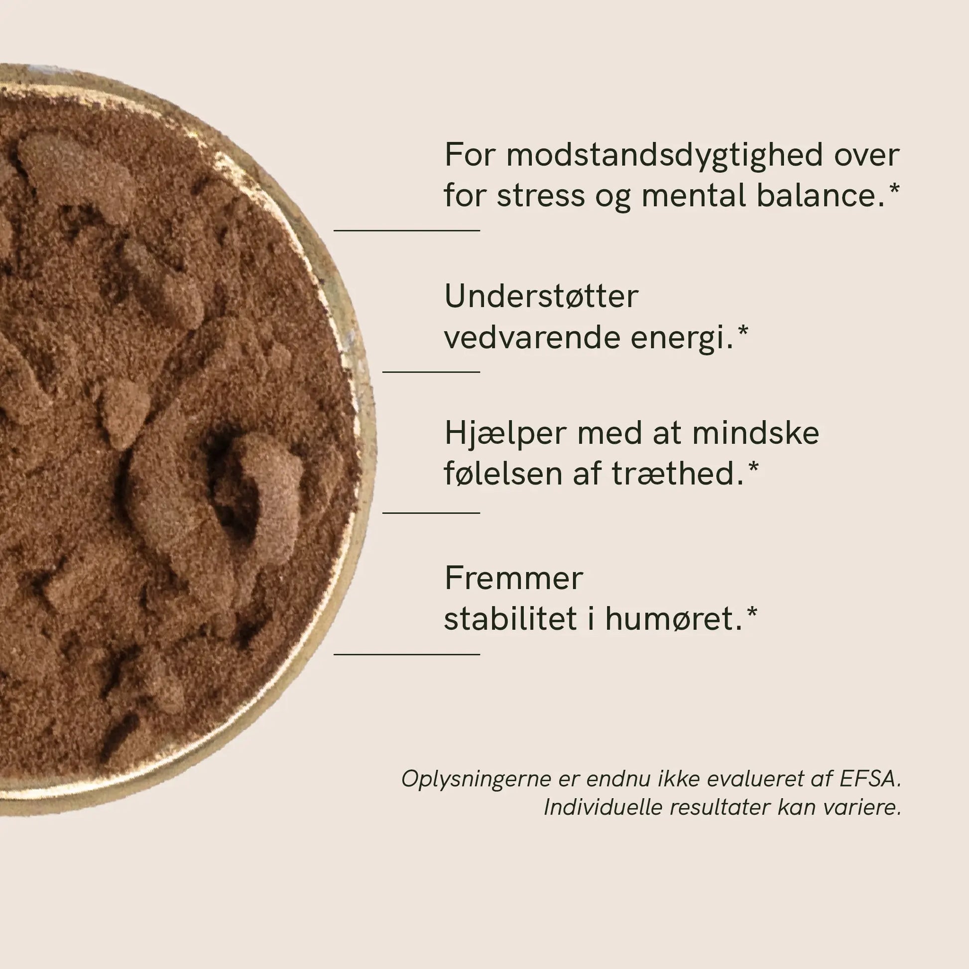 Nærbillede af en skål med brunt kakaopulver på en lys beige baggrund med dansk markedsføringstekst.