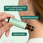Person der påfører CBD Roll-On på nakken til øjeblikkelig lindring med kølende effekt.