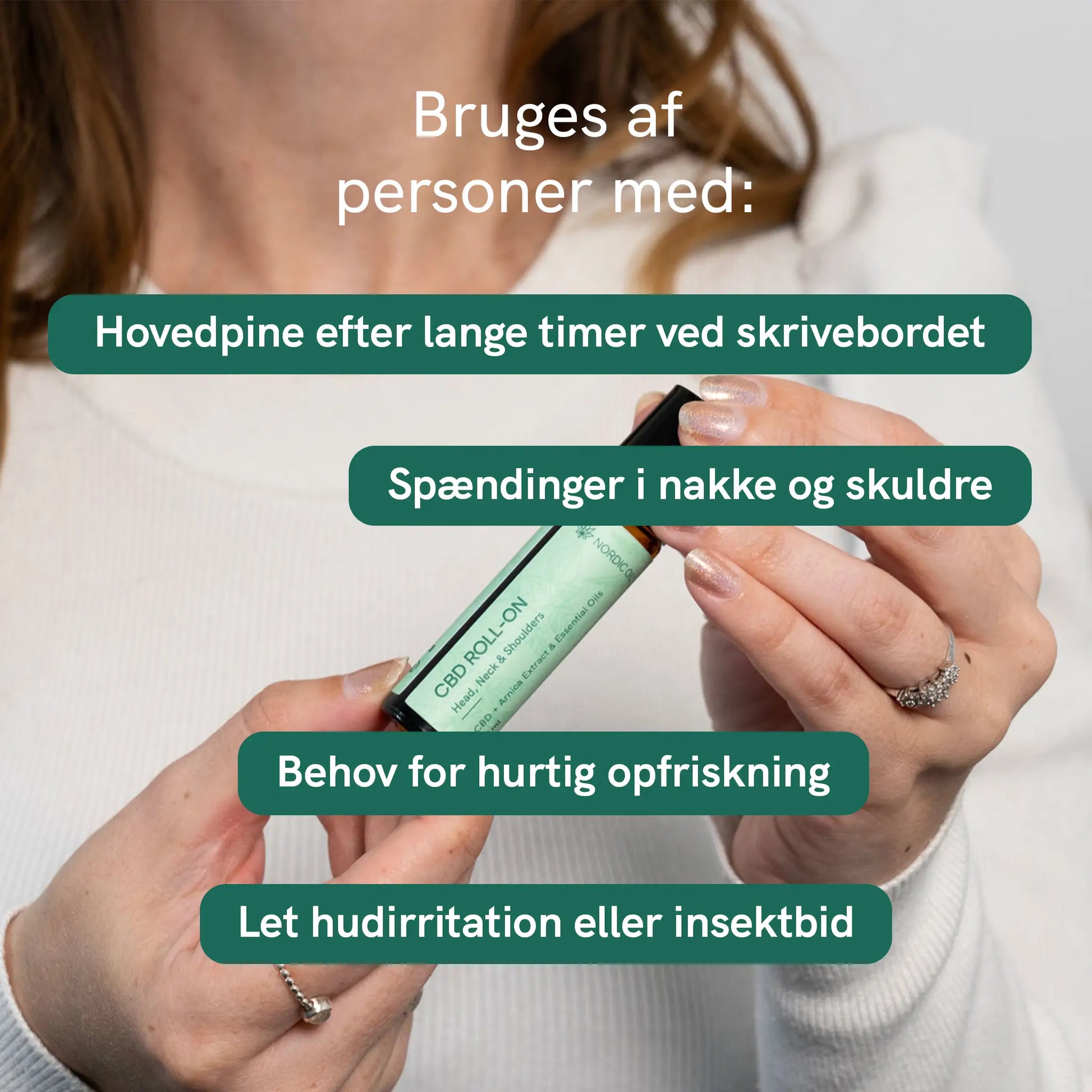 Nærbillede af en person, der holder en CBD-roll-on flaske.