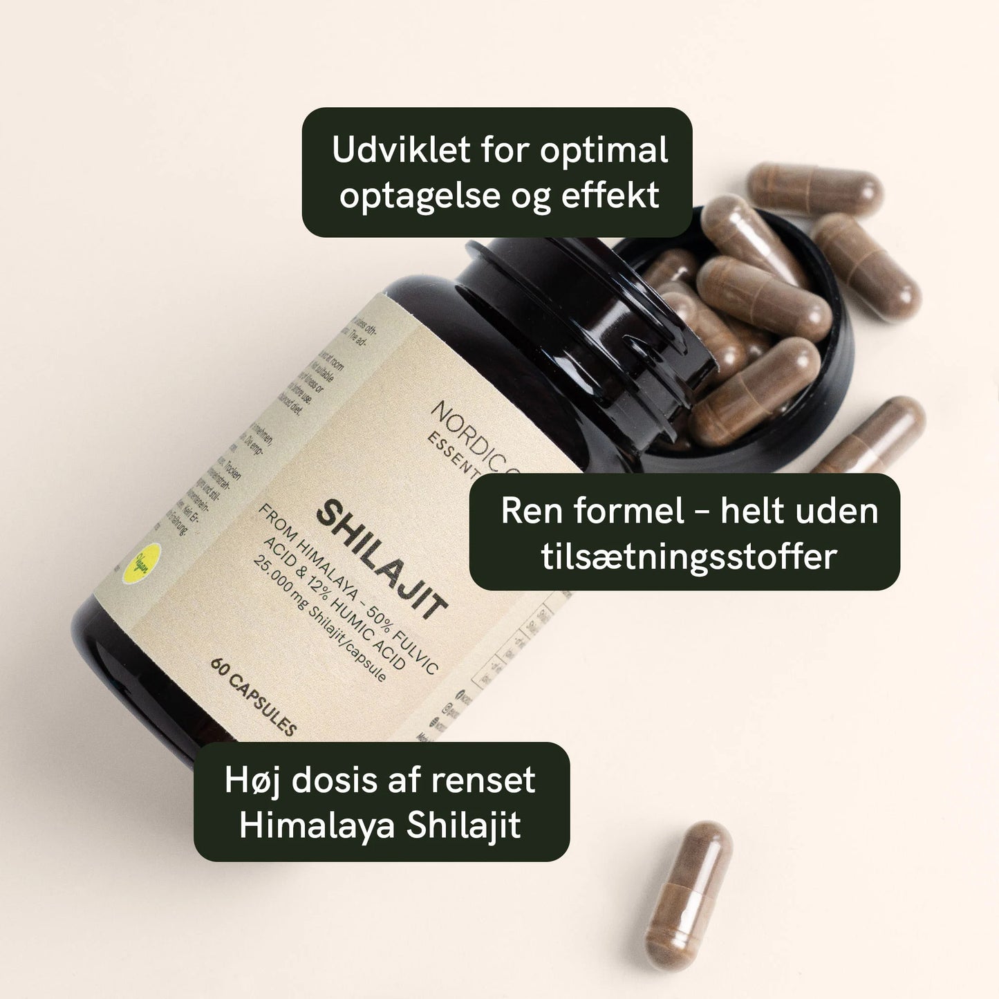 Shilajit-kapsler i en åben flaske på en lys baggrund.