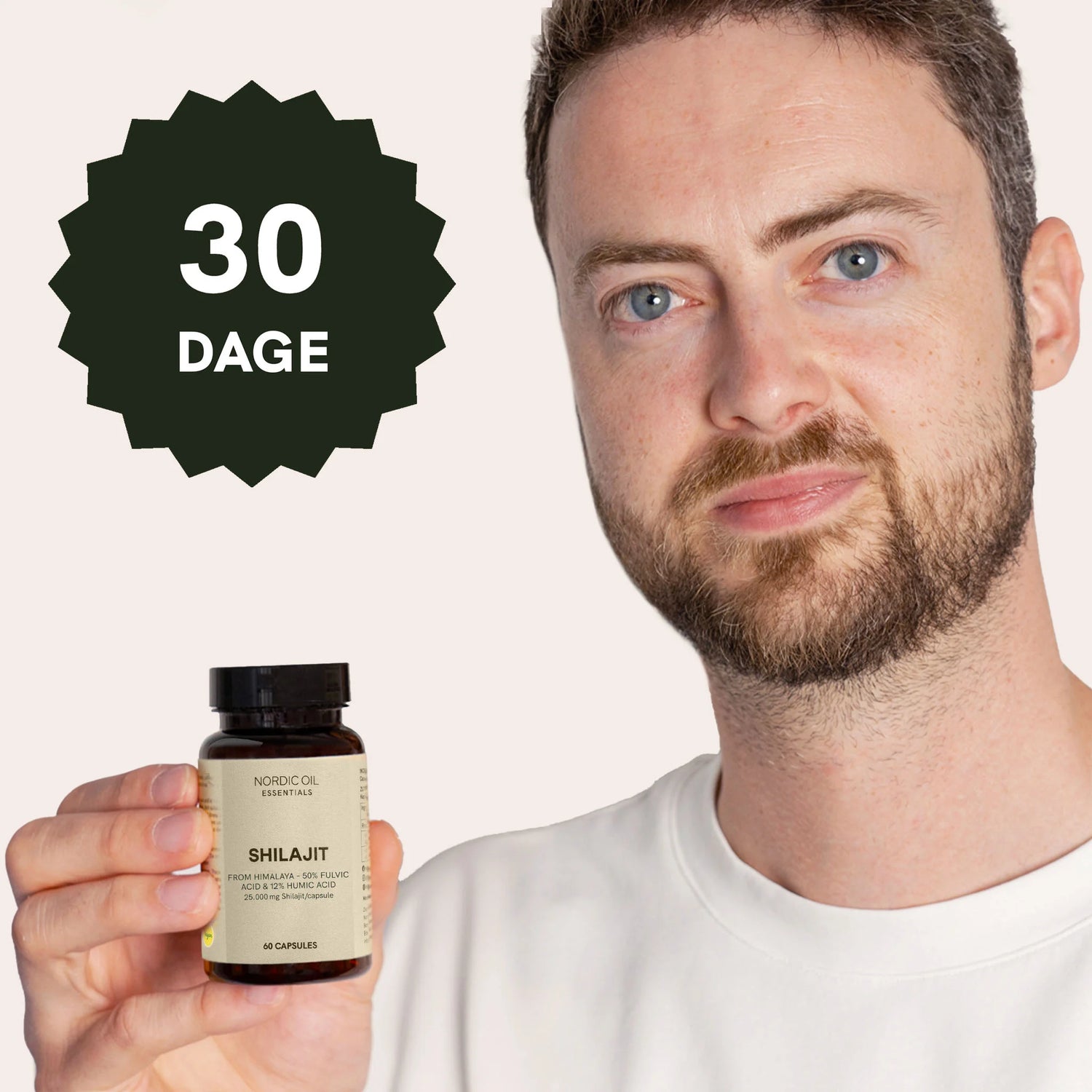 Mand der holder en flaske Shilajit-kosttilskud med 30-dages mærkat