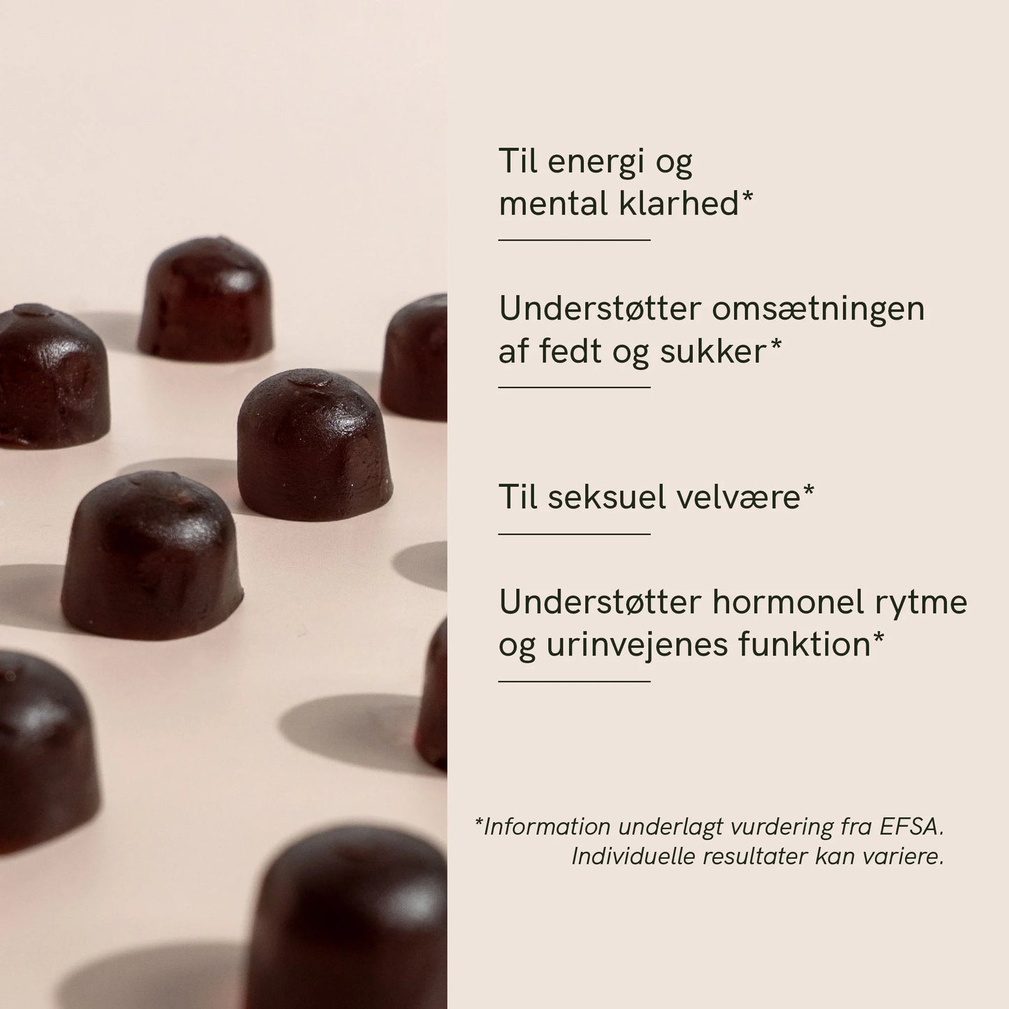 Små mørke shilajit gummier på en lys overflade ved siden af en beige tekstblok
