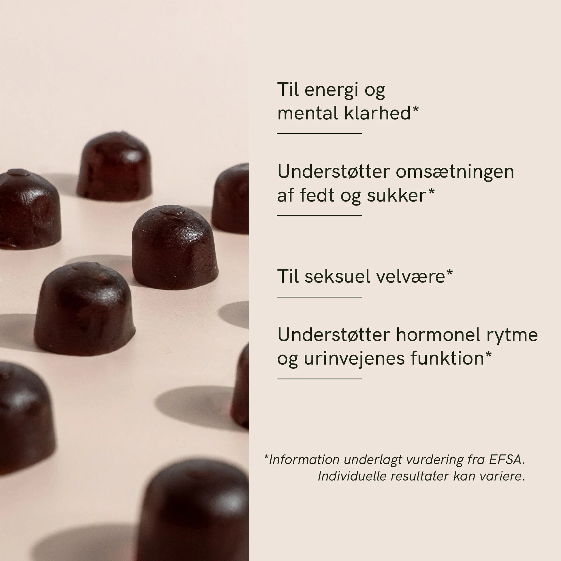 Små mørke shilajit gummier på en lys overflade ved siden af en beige tekstblok