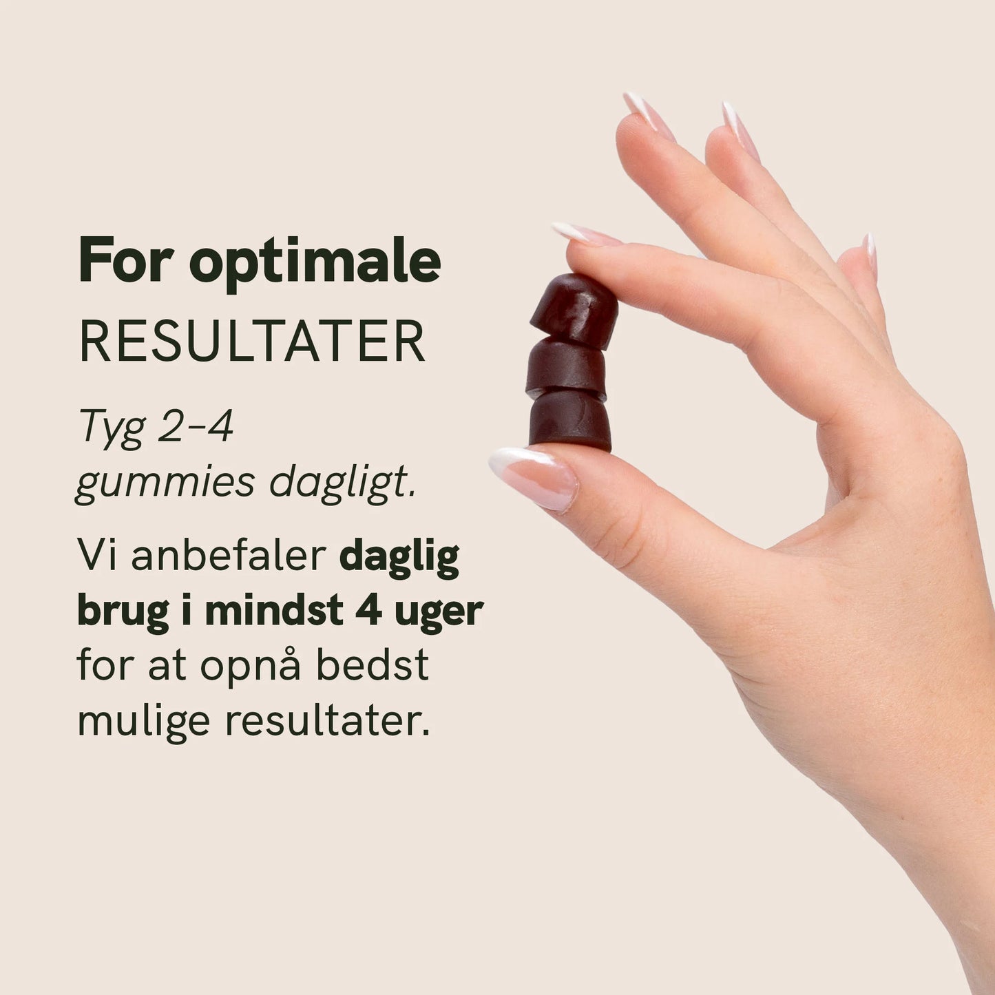 Hånd, der holder tre mørkebrune shilajit gummier mellem fingrene mod en beige baggrund.