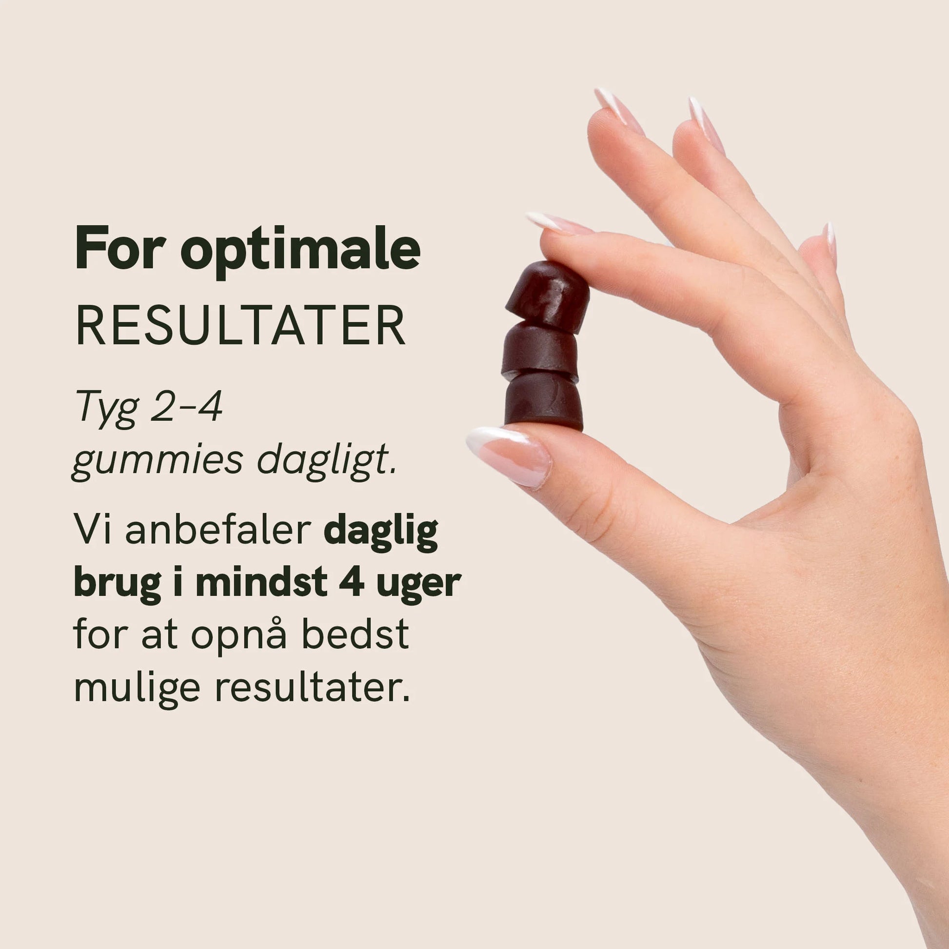 Hånd, der holder tre mørkebrune shilajit gummier mellem fingrene mod en beige baggrund.