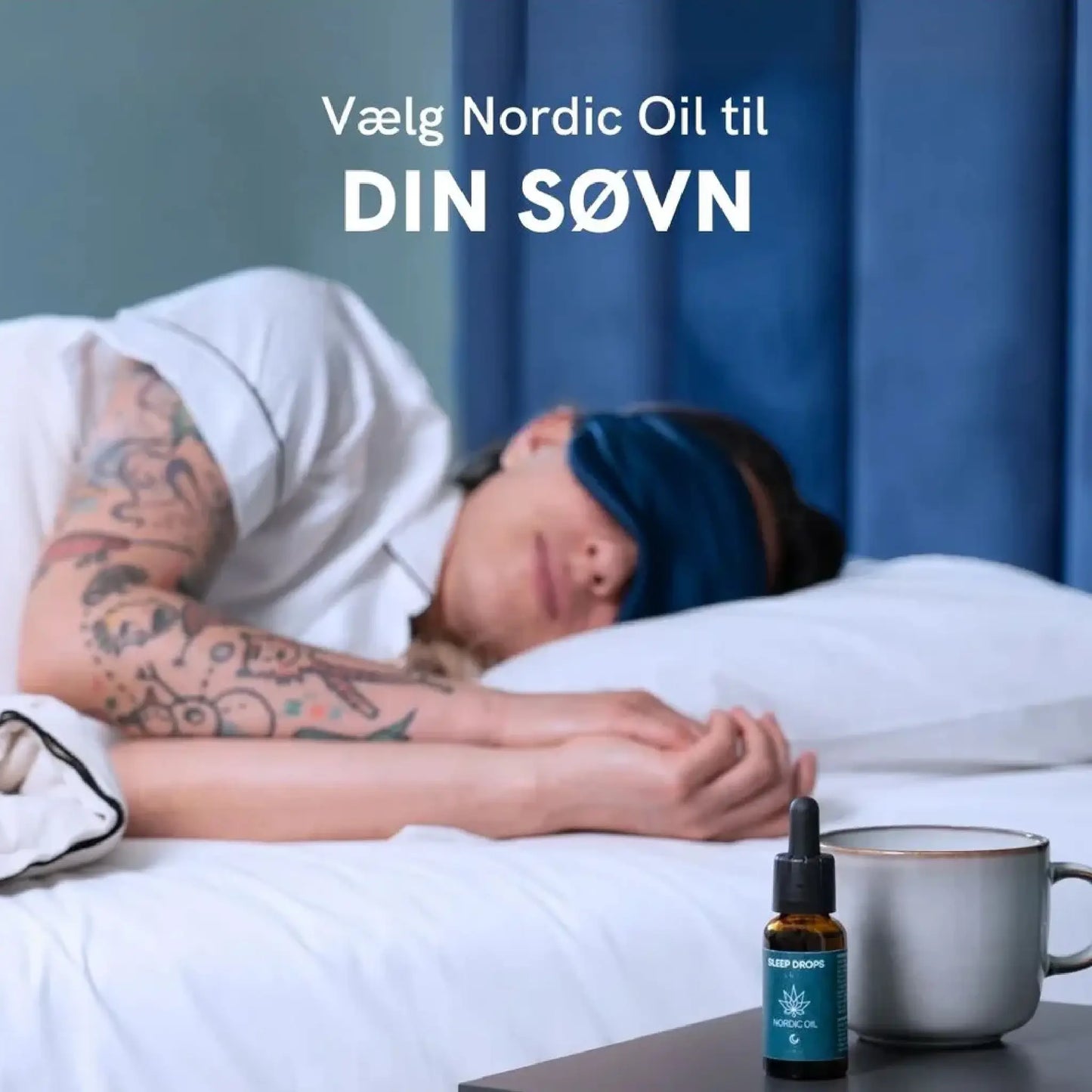 Person ligger i seng og sover med sovemaske; på natbordet står en flaske Nordic Oil Sleep Drops og en kop.