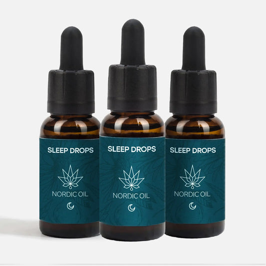 Tre brune glasflasker med pipette og blå etiketter mærket Sleep Drops fra Nordic Oil
