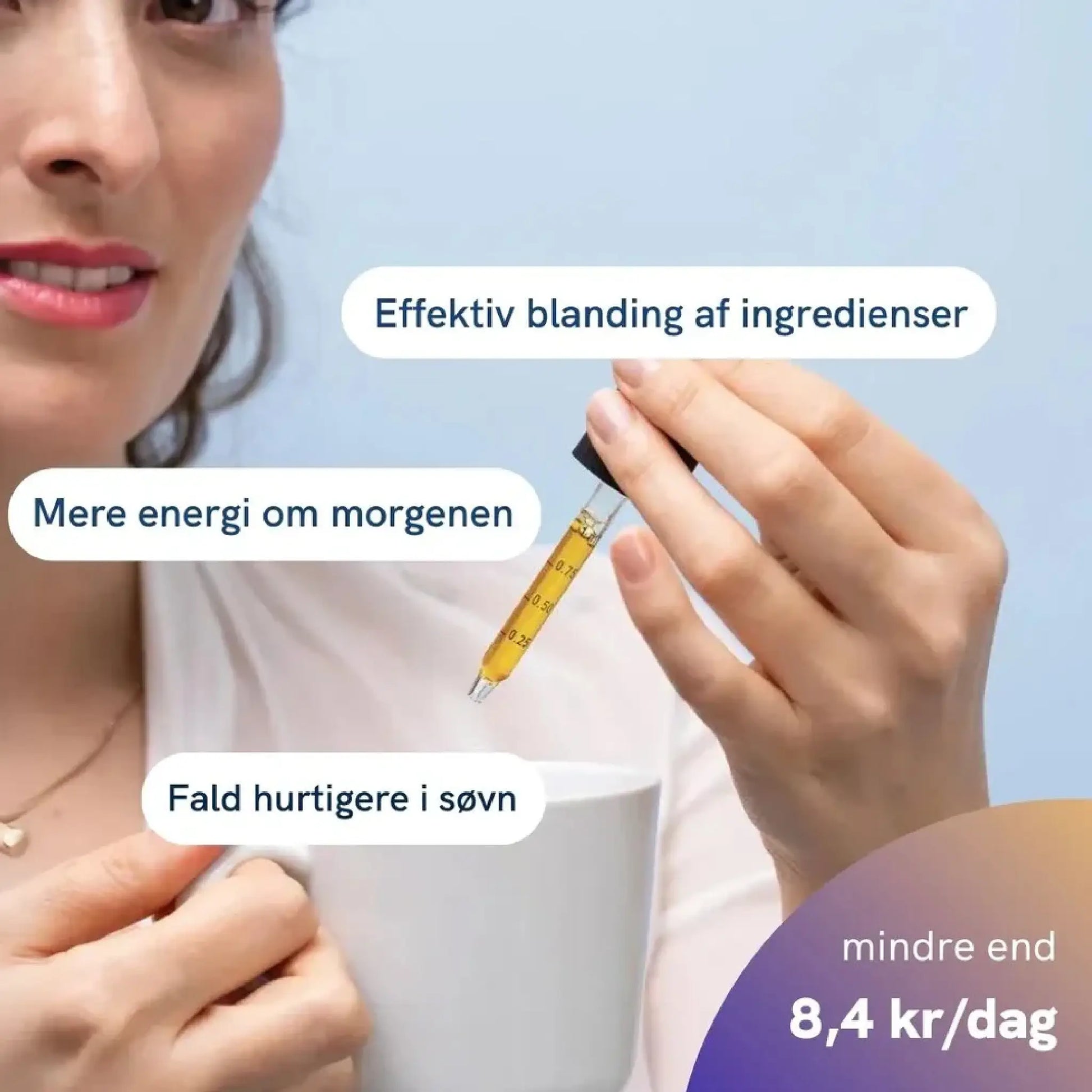 Kvinde holder en sprøjte med gul væske over en kop, mens tekstbobler viser produktfordele.