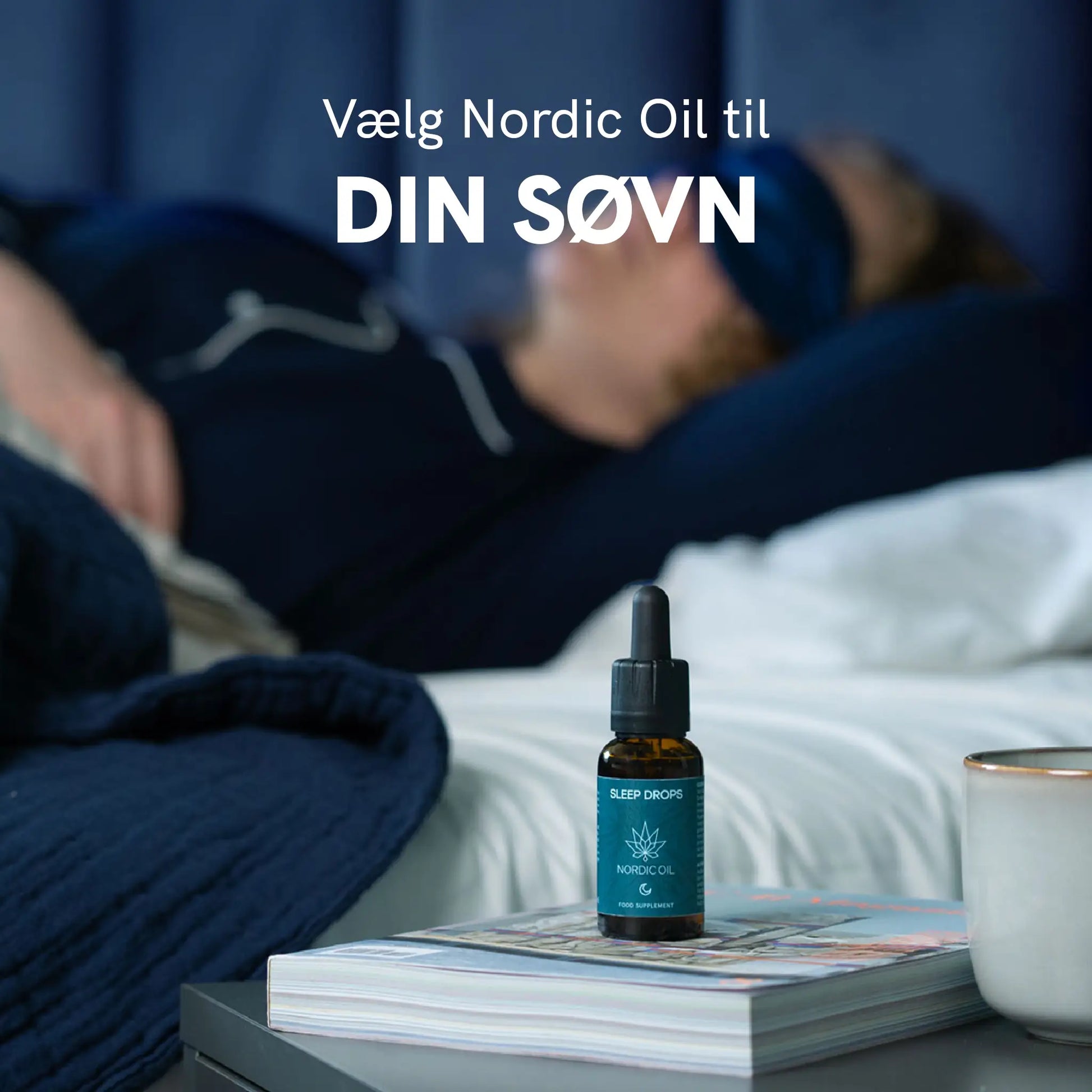 Nordic Oil Sleep Drops-flaske på natbord ved sengen med en sovende person i baggrunden