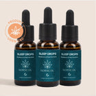 Tre brune dråbeflasker med blå etiketter 'Sleep Drops' (Melatonin & Plant Extracts) fra Nordic Oil og mærket 'Produkt uden CBD'