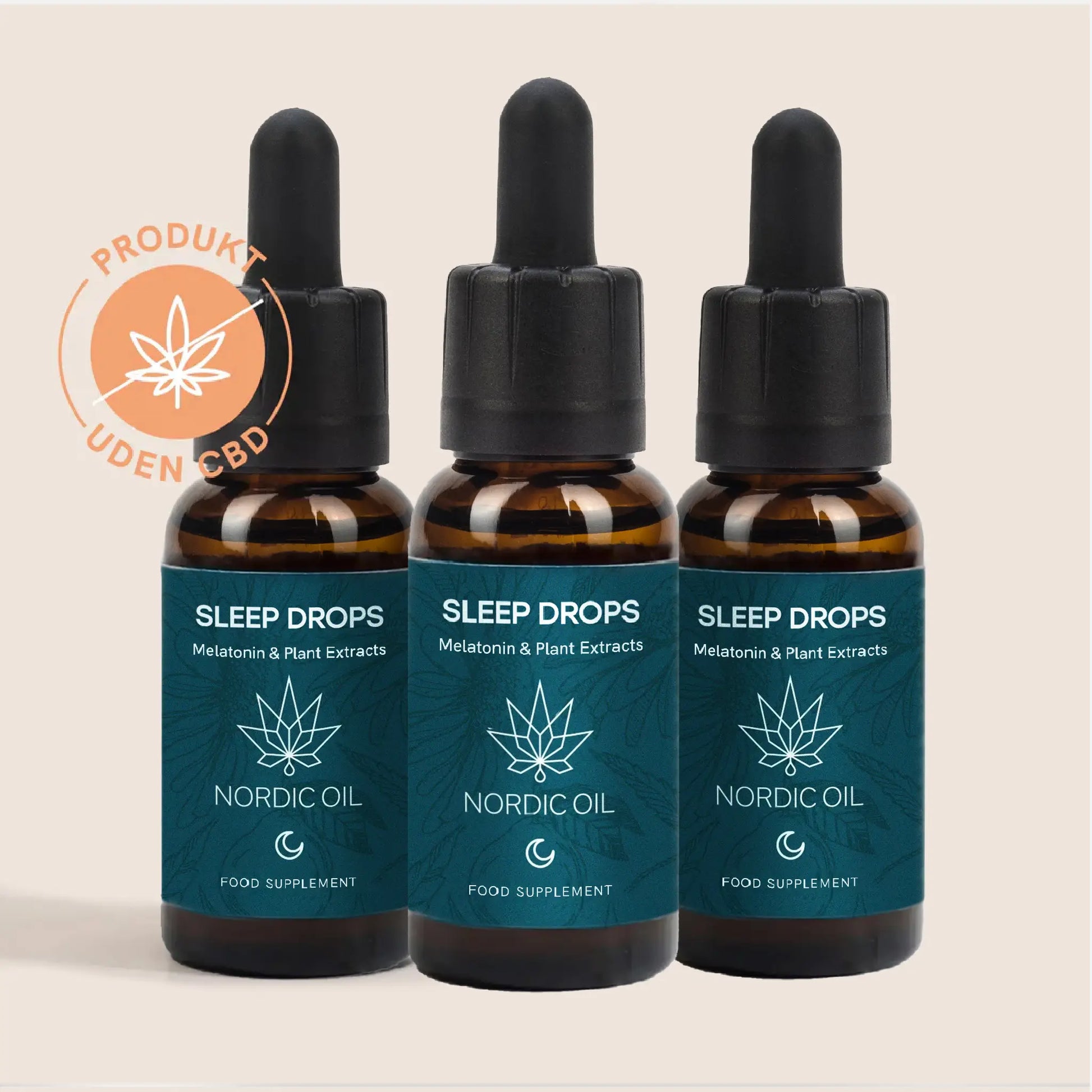 Tre brune dråbeflasker med blå etiketter 'Sleep Drops' (Melatonin & Plant Extracts) fra Nordic Oil og mærket 'Produkt uden CBD'