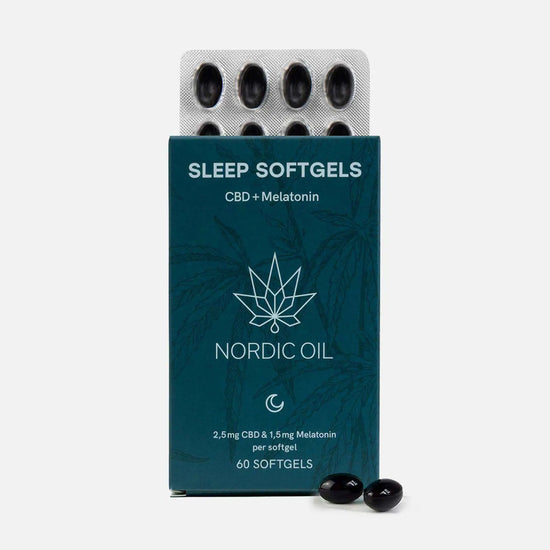 Nordic Oil Sleep Softgels med CBD og melatonin i blå emballage med blister og to sorte kapsler foran