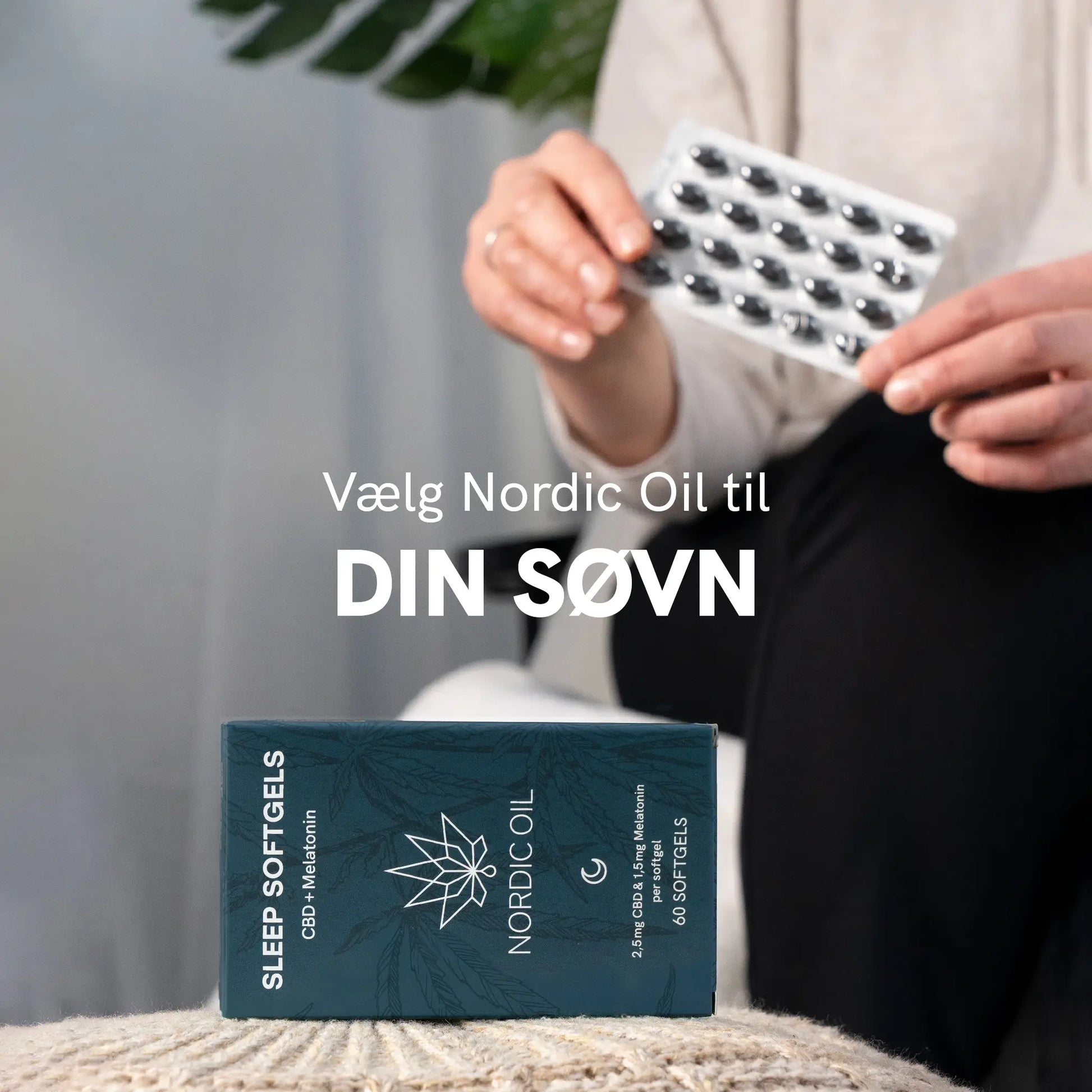 Person der holder en blisterpakke med piller over en Nordic Oil Sleep Softgels-æske.