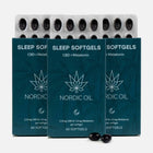 Tre pakker Nordic Oil Sleep Softgels med CBD og melatonin i mørk blå emballage og sorte kapsler foran