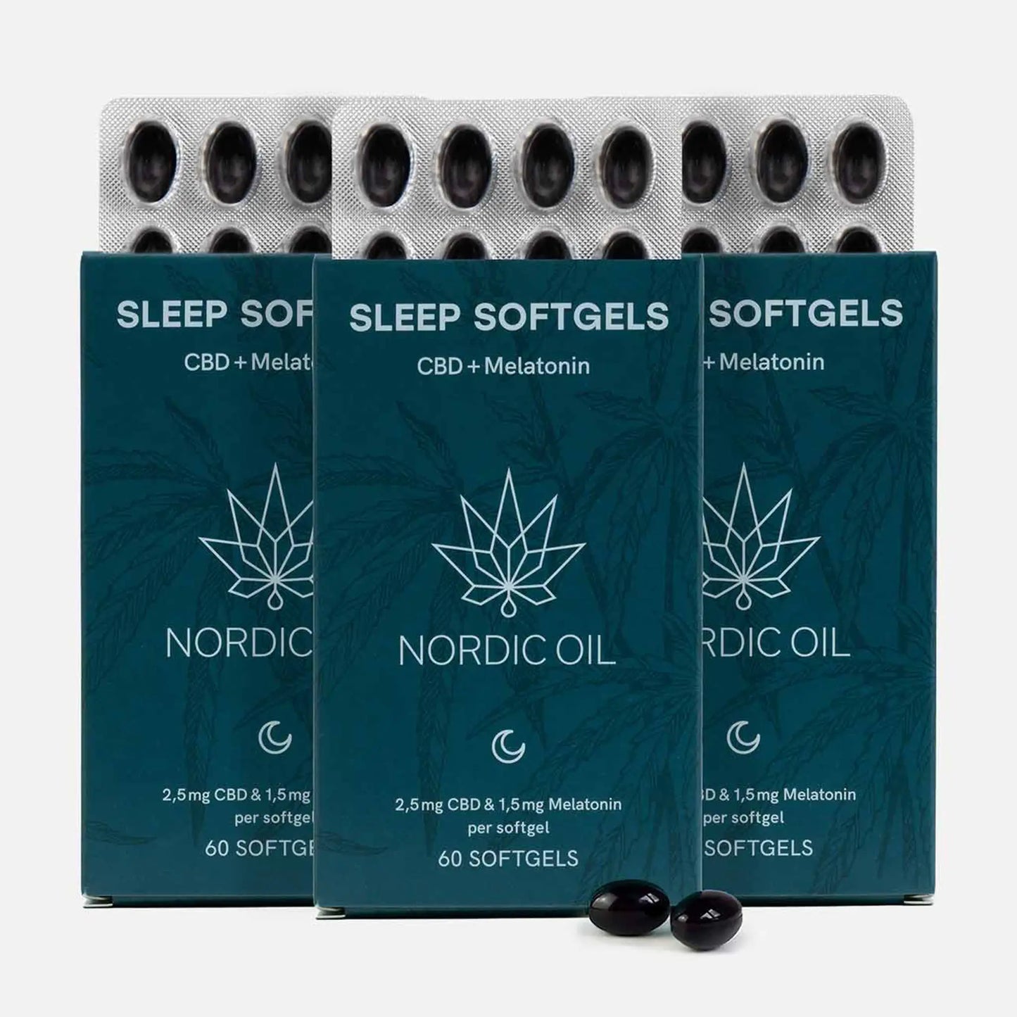 Tre pakker Nordic Oil Sleep Softgels med CBD og melatonin i mørk blå emballage og sorte kapsler foran