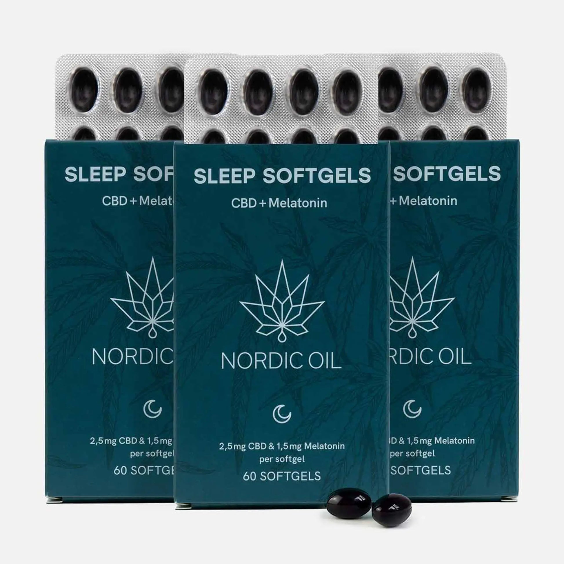 Tre pakker Nordic Oil Sleep Softgels med CBD og melatonin i mørk blå emballage og sorte kapsler foran