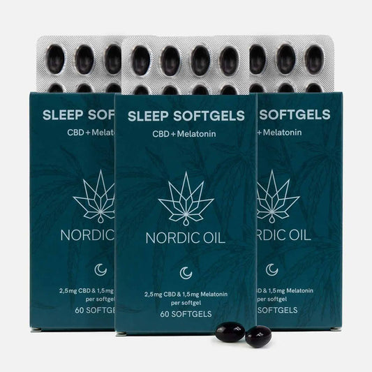 Tre pakker Nordic Oil Sleep Softgels med CBD og melatonin i mørk blå emballage og sorte kapsler foran