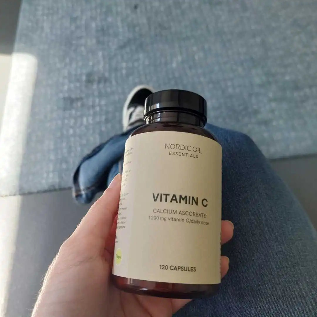 Vitamin C-kosttilskud i brun glasflaske med sort låg – Nordic Oil Essentials, 120 kapsler