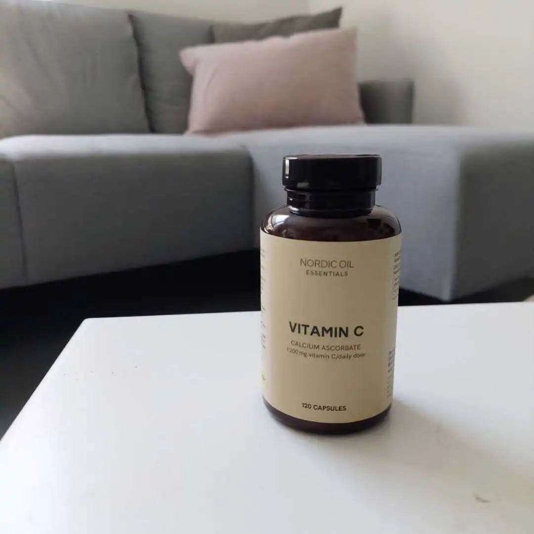 Nordic Oil Essentials Vitamin C Calcium Ascorbate-kapsler på et hvidt bord i stuen
